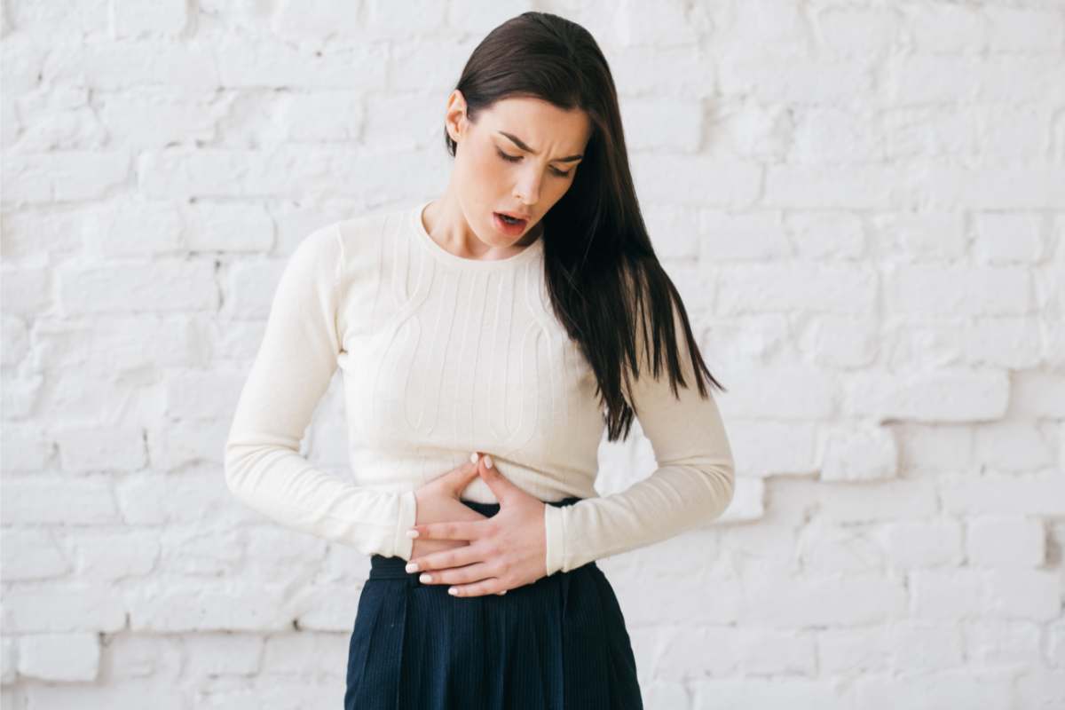 Donna dolore intestino