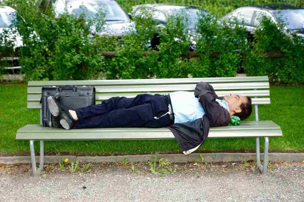 Uomo che dorme al parco